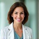 Portrait von Dr. Sarah Mueller, einer freundlichen und vertrauenswürdig aussehenden Ernährungswissenschaftlerin, die Kompetenz und Fürsorge ausstrahlt.